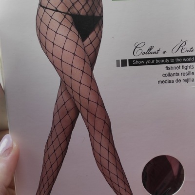 Embalagem de collants de rede pretos Alan Socks com padrão de malha grosso em fundo branco