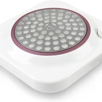 Placa elétrica portátil branca com botão de controlo e placa de aquecimento prateada hexagonal.