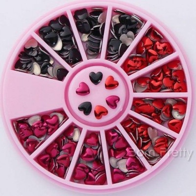 Acessórios em forma de coração em recipiente circular rosa