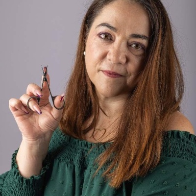 Mulher a segurar tesoura pequena de aço inoxidável com ponta curva