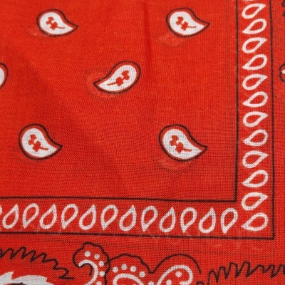 tecido vermelho com padrão bandana branco e preto