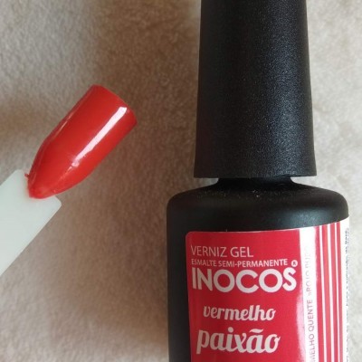 Verniz gel vermelho paixão da Inocos em frasco preto com tampa e paleta com amostra da cor