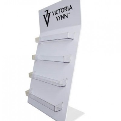 Expositor branco com suportes transparentes e logótipo VICTORIA VYNN
