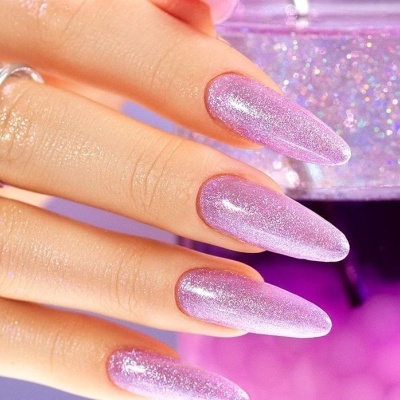 Mãos femininas com unhas longas lilás glitter e anéis prateados