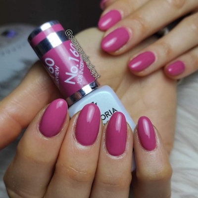 Esmalte de unhas rosa fosco com embalagem branca e tampa azul e prateada.