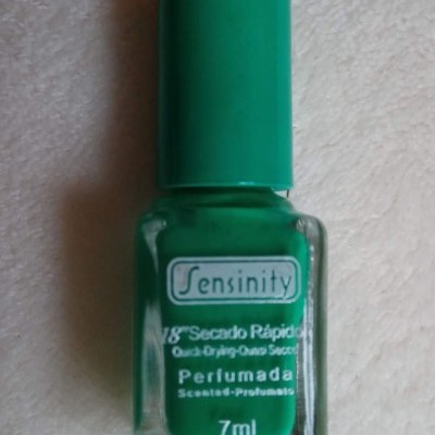 Frasco de verniz de unhas verde com tampa verde