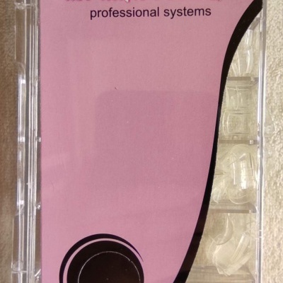 Caixa de kit de unhas postiças com tampa rosa e texto em preto e branco