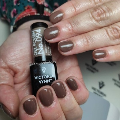 Unhas pintadas com verniz gel castanho da marca Victoria Vynn em embalagem preta