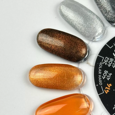 Amostras de esmaltes metálicos em roda de plástico com rótulos