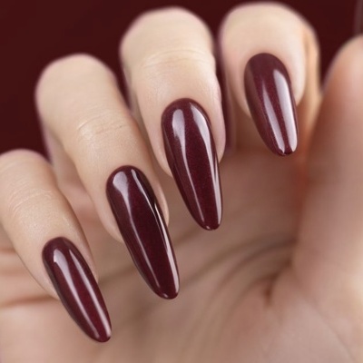 Unhas compridas stiletto com verniz bordeaux brilhante