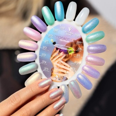 Roda de amostras de vernizes de unhas em tons pastel com códigos e nomes da marca Victoria Vynn