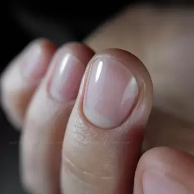 Unhas naturais bem cuidadas sem esmalte com brilho