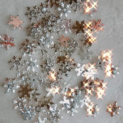 Flocos de neve prateados metálicos decorativos brilhando