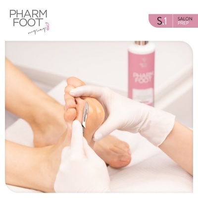 Produto PHARM FOOT S.1 SALON PREP, pessoa esfoliando a sola do pé com ferramenta metálica