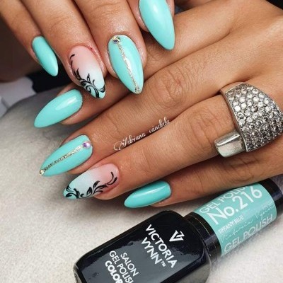 Unhas com verniz gel azul turquesa e desenhos pretos, frasco de verniz Victoria Vynn