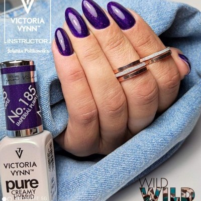 Unhas com verniz roxo cintilante, argolas douradas, tecido azul claro tipo ganga, frasco de verniz Victoria Vynn