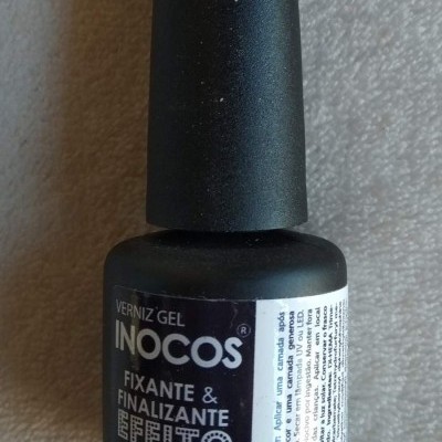 Frasco preto de verniz gel INOCOS fixante e finalizante efeito