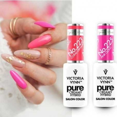 Unhas pintadas com verniz rosa e bege com detalhes dourados e dois frascos de verniz Victoria Vynn