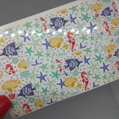 Manta ou toalha branca com desenhos marinhos coloridos