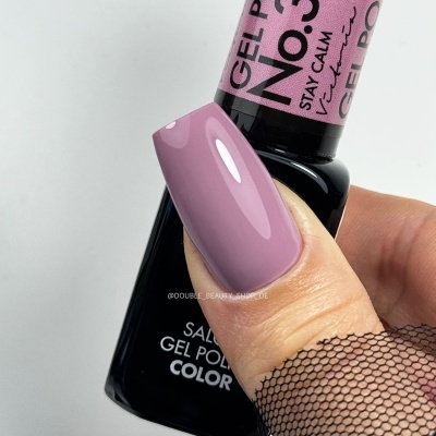 Frasco de verniz gel preto com etiqueta rosa e unha pintada cor-de-rosa