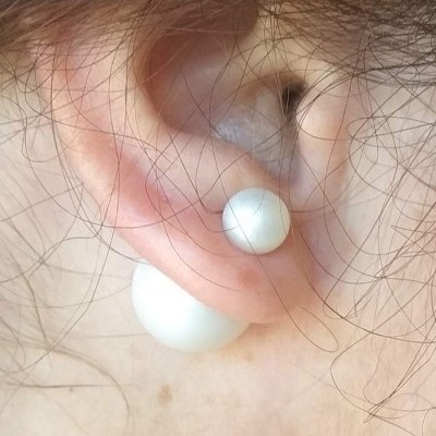 Brinco de pérola dupla branca na orelha