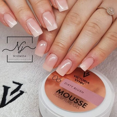 Unhas de gel rosa suave quadradas com frasco de mousse Victoria Vynn