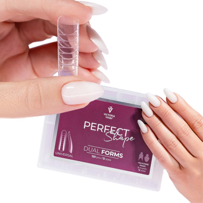Caixa de formas para unhas artificiais de silicone com rótulo roxo e texto branco, mãos femininas segurando.