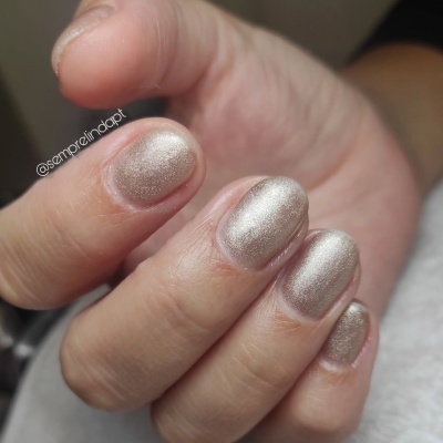 Unhas pintadas com verniz prateado metálico brilhante