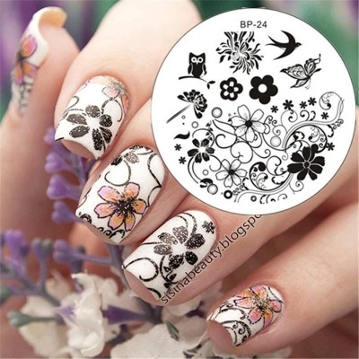 Unhas com adesivos florais multicoloridos e chapa de estampagem BP-24 com desenhos variados.