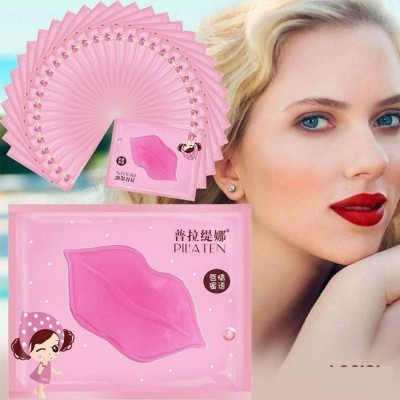 Máscaras faciais em formato de lábios cor-de-rosa na embalagem rosa com rosto de mulher loira ao lado