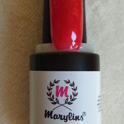 Frasco preto de verniz gel para unhas Marylins UV GEL com rótulo branco e tampa rosa