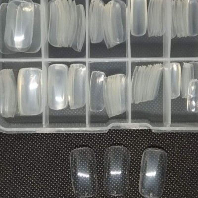 Unhas postiças transparentes em caixa plástica com divisórias