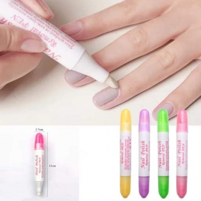Quatro canetas corretoras de verniz de unhas em cores pastel e uma caneta em uso numa unha com verniz claro.