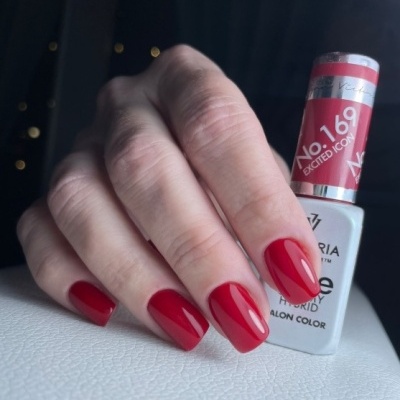 Mãos com unhas vermelhas segurando frasco de verniz nº 169