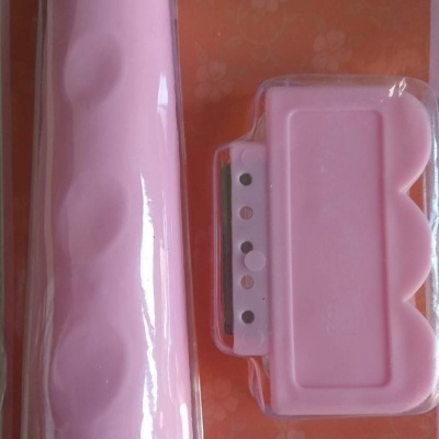 Conjunto de carimbos rosa e verde em embalagem com fundo laranja