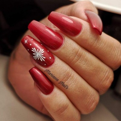 Unhas vermelhas brilhantes com decoração branca e texto 'Mariana Nails'