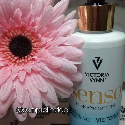 Frasco de creme hidratante Victoria Vynn com tampa dourada e flor rosa.