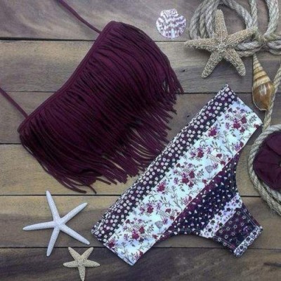 Biquíni top com franjas vinho e cueca com padrão floral em madeira com conchas e estrelas-do-mar