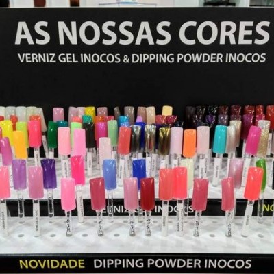 Mostruário colorido de vernizes gel Inocos em suporte transparente