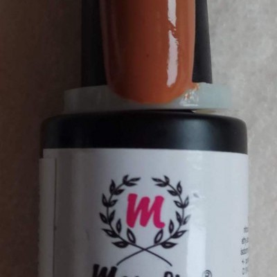 Frasco de verniz gel Marylins UV GEL castanho com amostra na tampa