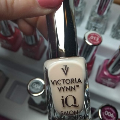Frasco de verniz para unhas creme VICTORIA VYNN iQ com outras cores ao fundo