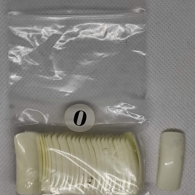 Pacote com unhas postiças brancas tamanho 0 em plástico