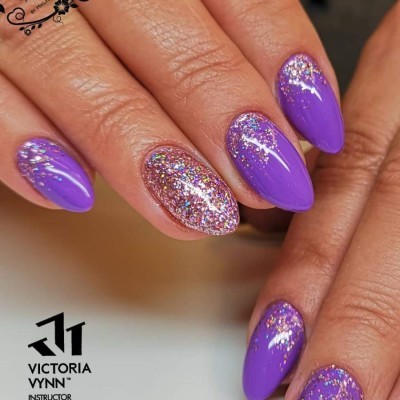 Unhas com verniz roxo e glitter prateado em formato amendoado