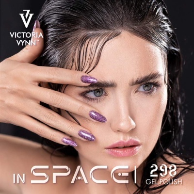 Mulher com unhas pintadas de verniz gel violeta cintilante e cabelo molhado