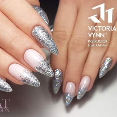 Unhas amendoado rosa clara com glitter prateado