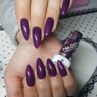 Unhas longas roxas brilhantes com frasco de verniz roxo No. 057