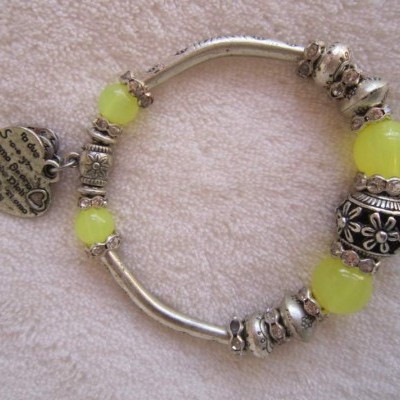 Pulseira prateada com contas amarelo-limão e pendente em forma de coração