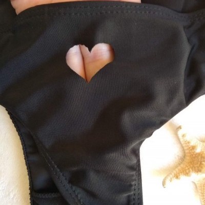 Cueca preta com recorte em forma de coração