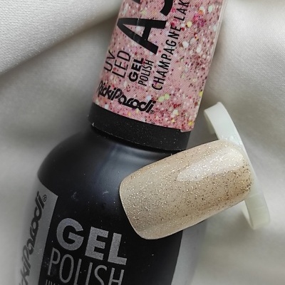 Frasco preto de verniz de gel UV/LED com rótulo rosa e amostra de cor bege brilhante