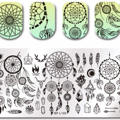 adesivos de unhas e placa metálica com desenhos de apanhadores de sonhos e símbolos